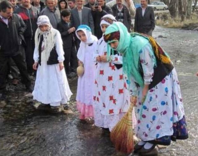 در این آیین آب را با قیچی می‌برند!