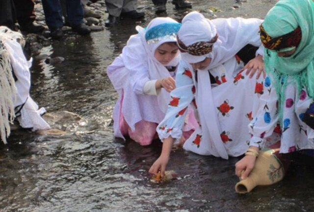 در این آیین آب را با قیچی می‌برند!