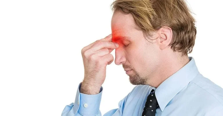 چرا گوشه ی چشمم درد میکنه