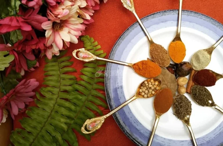 چرا ادویه ها به هم می چسبند؟
