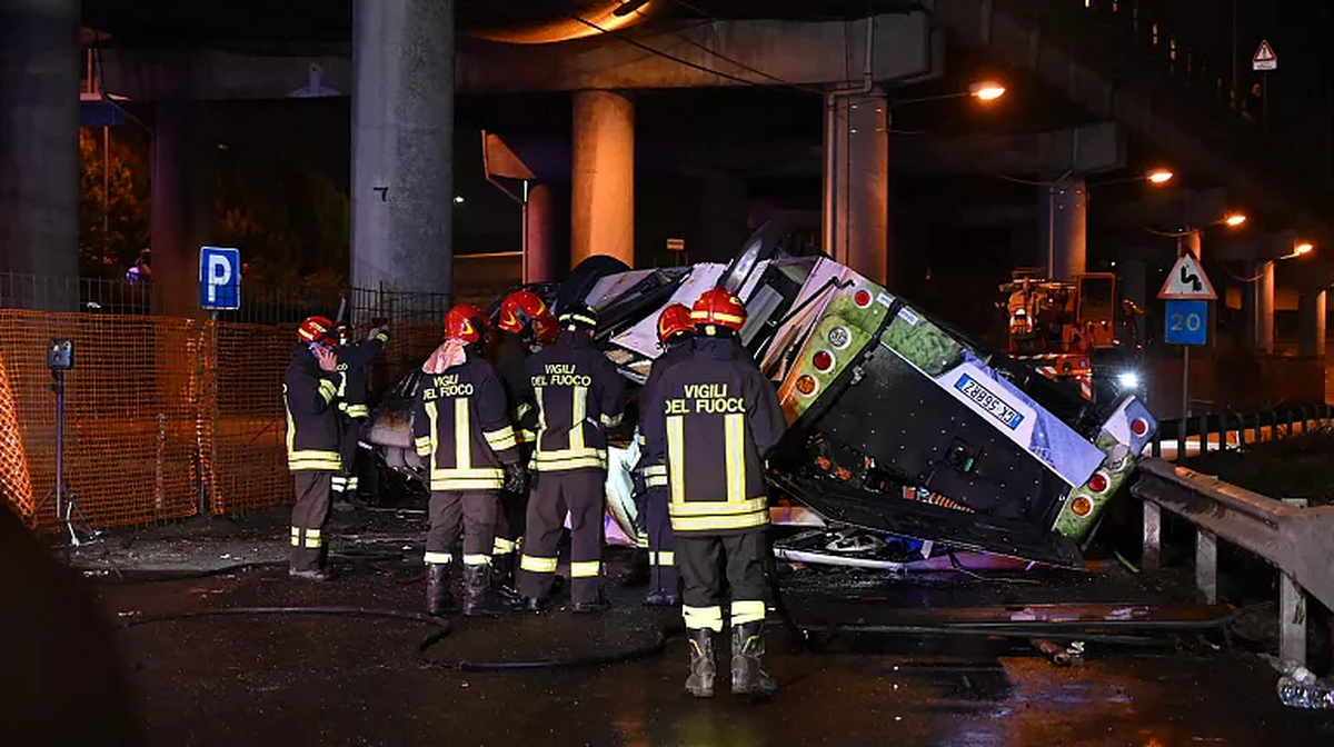 سقوط اتوبوس از روی پل در ونیز/ ۲۰ نفر کشته شدند