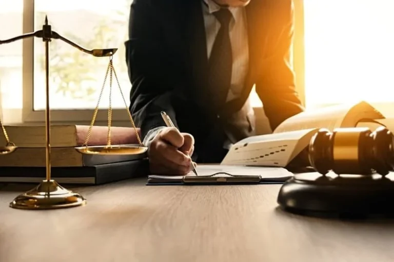 چرا به وکیل نیاز داریم؟ – دفاع از حقوق شما در دادگاه