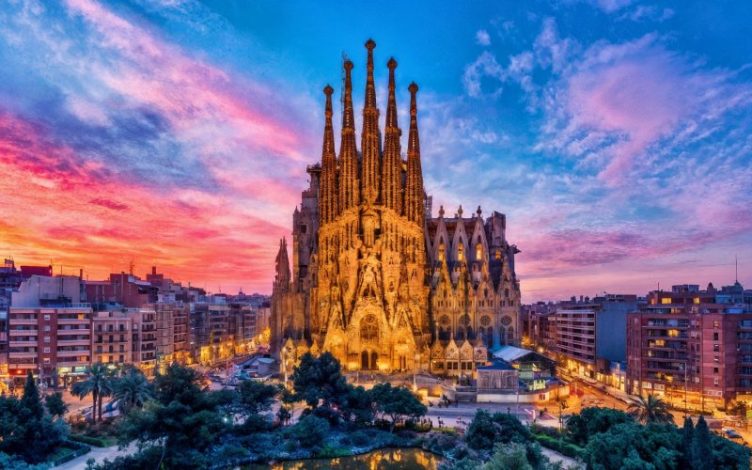 معرفی شهری تاریخی بارسلونا با جاذبه‌ های فرهنگی و تفریحی بی‌ نظیر