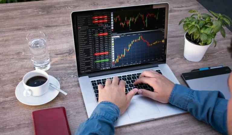 چه لپ‌تاپی برای ترید و تحلیل تکنیکال مناسب است؟